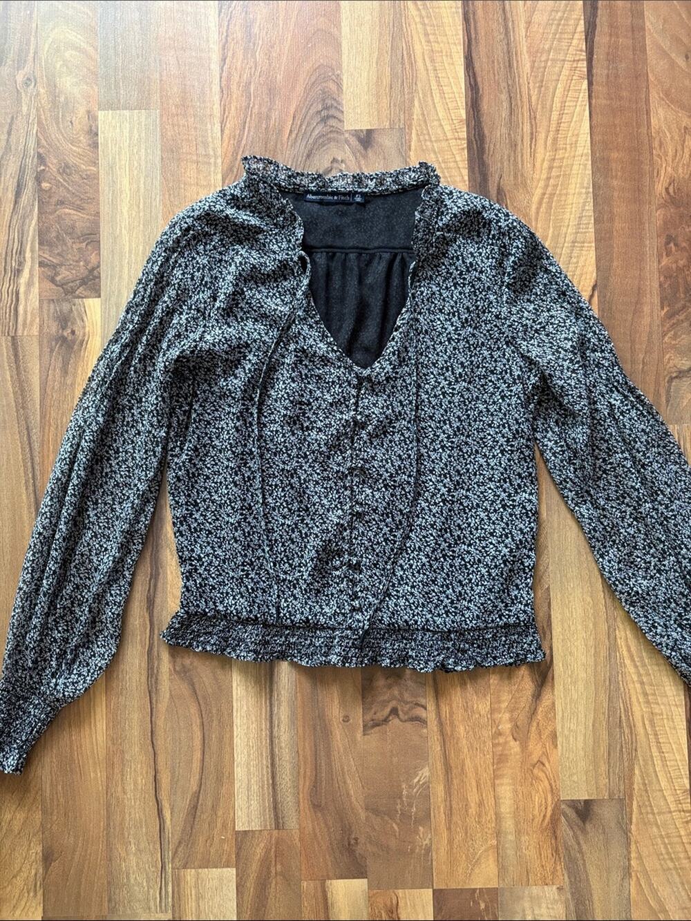 Abercrombie & Fitch Black and White Smocked Ruffle V-Neck Blouse Size XS